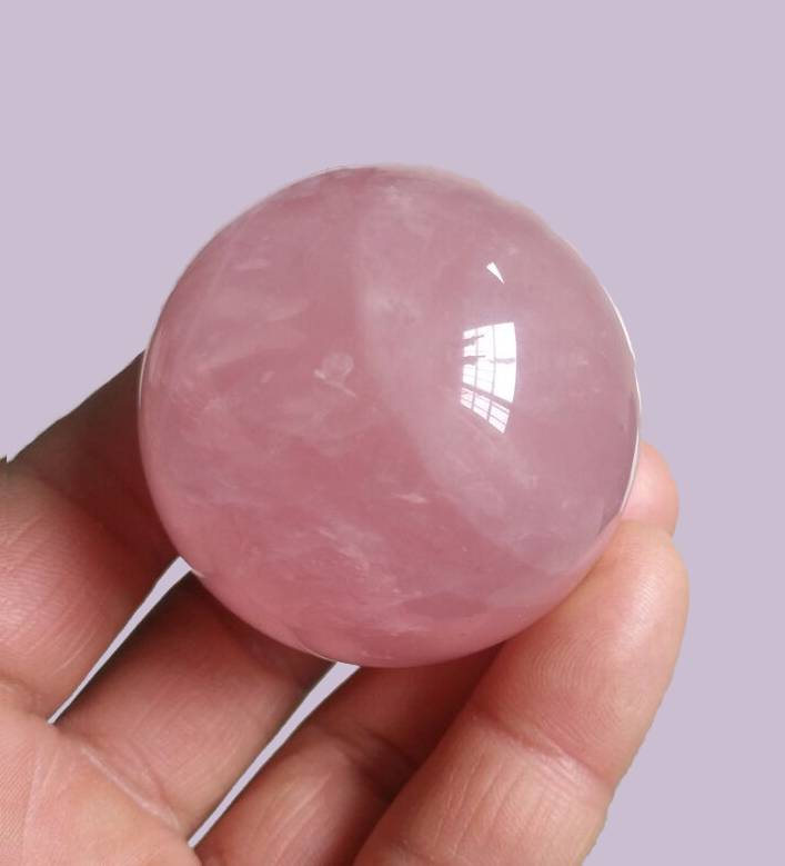 Heilenergiegeladener Rosenquarz Ball